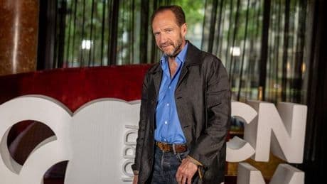 Ralph Fiennes: "Cuando veo imágenes de los preparativos del cónclave, pienso: 'Oh, yo he estado ahí'"
