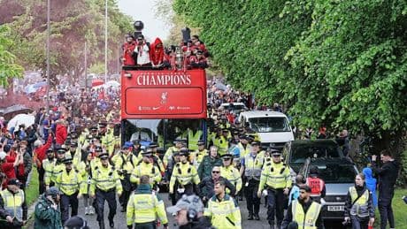 Feest in Liverpool: fans massaal op de been om Arne Slot en co te huldigen