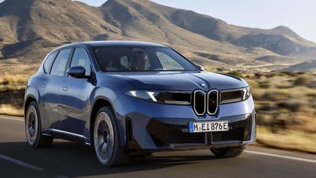 Bmw iX3, debutta il capostipite della Neue Klass. Interni rivoluzionari e batteria per 800 chilometri di autonomia