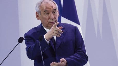 François Bayrou, obligé de demander la confiance, cible la gauche et joue, en vain, son va-tout
