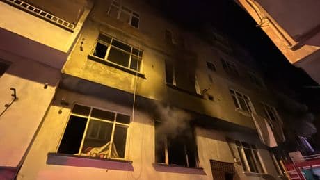 Samsun'da 3 katlı binada yangın