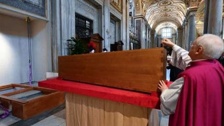 Trauerfeier für den Papst: Papst Franziskus in der Basilika Santa Maria Maggiore beigesetzt