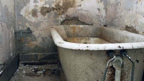 Man finds house abandoned for years and is fascinated when he steps inside