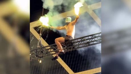 Völlig bescheuert - Ultras riskieren für Pyro-Chaos ihr Leben