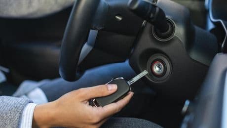 ¿Es recomendable calentar el motor antes de conducir?