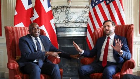 El ministro de Exteriores británico y JD Vance presiden este sábado una reunión de asesores de seguridad sobre Ucrania