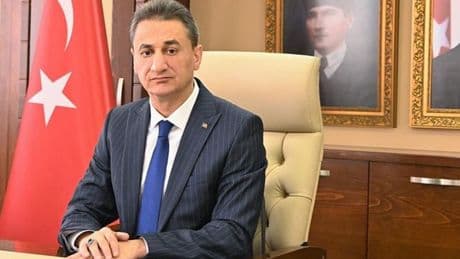 Sivas'ta trafik kazası geçiren Bitlis eski Valisi Erol Karaömeroğlu hayatını kaybetti
