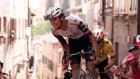 El Giro se descubre en los caminos de Siena ante Isaac del Toro, primer ciclista mexicano en ‘maglia’ rosa
