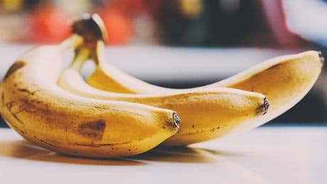 Bananen nach wenigen Tagen braun und matschig? Mit einem Trick bleiben sie länger frisch