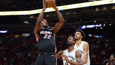 Acusan a un exempleado de los Miami Heat de robar más de 400 camisetas de partido usadas