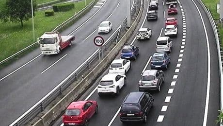 Un accidente con dos heridos en Muskiz provoca más de tres horas de retenciones kilométricas en la A-8