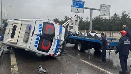 Hamile kadını taşıyan hasta nakil ambulansı devrildi