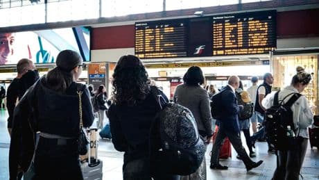 Trasporti verso un venerdì nero: a rischio treni, aerei e servizi locali