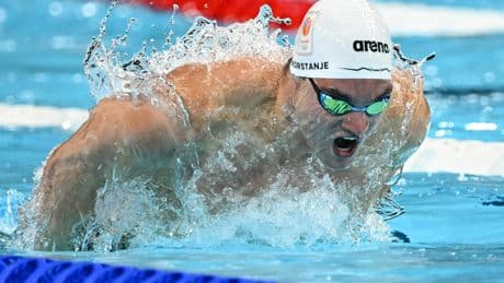 Nyls Korstanje overtuigend naar finale op 50 meter vlinderslag, Casper Corbeau eenvoudig in eindstrijd 100 meter school