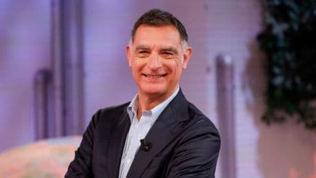 Tiberio Timperi: «Non cerco l'amore, non mi interessa. La Vita in Diretta fu un errore, piena di morbosità. Ebbi un attacco di panico per stress in aereo, sembravo Hulk»
