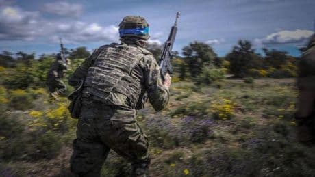 El Ejército adiestra en tácticas de combate a la élite de la defensa ucraniana en Girona