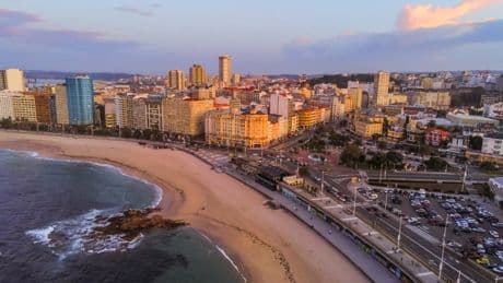 La mejor playa de A Coruña, según la IA: tiene unas vistas únicas al Atlántico y un increíble paseo marítimo