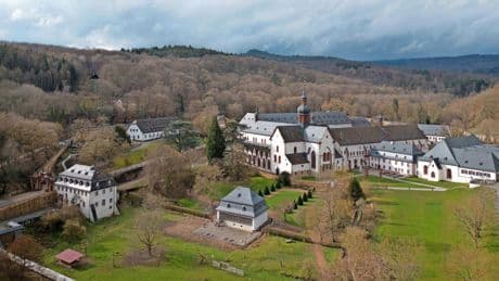 Kloster Eberbach: Vom Glanz zum Verfall durch Bauernaufstand und ein leeres Fass