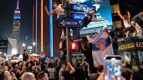 Waanzinnige taferelen in New York: Knicks schrijven beetje NBA-geschiedenis en zetten Big Apple op z’n kop