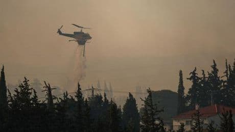 En Grèce, plusieurs incendies font rage, dont un près d’Athènes, poussés par des vents forts