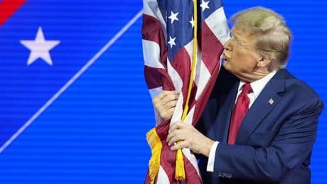 USA: Trump ordnet ein Jahr Haft für Menschen an, die die US-Flagge anzünden