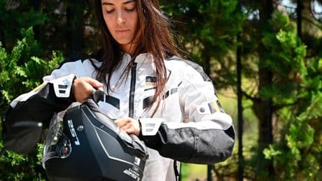 LS2 propone este conjunto motorista para los meses más calurosos
