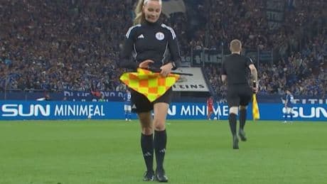 Fahnentausch im Schalke-Spiel – Kuriose Situation um die Schiedsrichterin