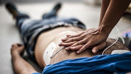 Las maniobras para evitar que una persona en paro cardiaco se trague la lengua son contraproducentes