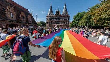 Bunte Parade im Norden: Großer Andrang zur Pride Parade in Lübeck