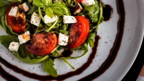Rucola, ecco perché mangiarla soprattutto la sera, cruda o cotta