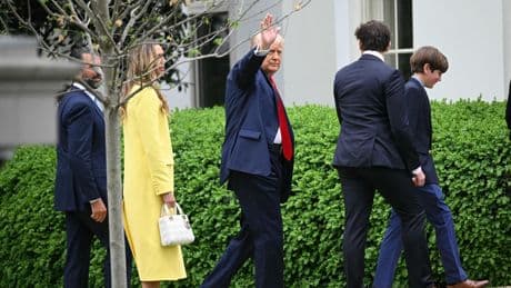 Produits dérivés, accès réservé à la Maison-Blanche, vente de cryptomonnaies : les bonnes affaires du clan Trump
