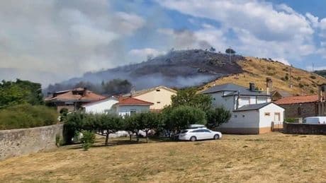 Dos nuevos incendios obligan a desalojar seis pueblos en León