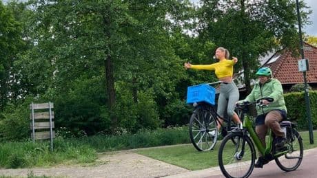 Ophef om beeld van ‘fietsvrije’ Lonneke: ’Fietsen zonder handen is simpelweg onveilig’