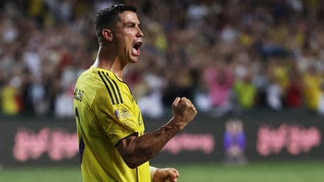 Cristiano Ronaldo bir kez daha futbol tarihine geçti!