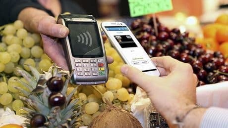 Las compras de pago móvil de CaixaBank crecen un 34% hasta un récord de 100,7 millones