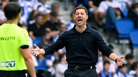 Xabi Alonso, molesto con la expulsión a Huijsen: “Condicionó mucho el partido”