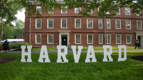 Sous l’ombre portée de Donald Trump, Harvard engage sa cérémonie de remise des diplômes