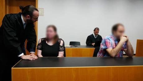 Prozess gegen Ehepaar: Eltern sollen Jungen eingesperrt und gefesselt haben
