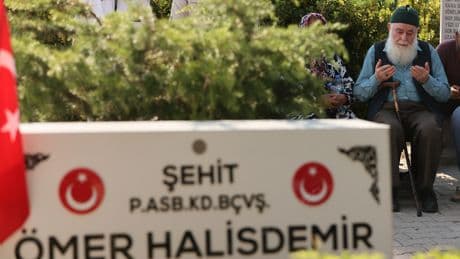 Şehit Ömer Halisdemir kabri başında törenle anıldı