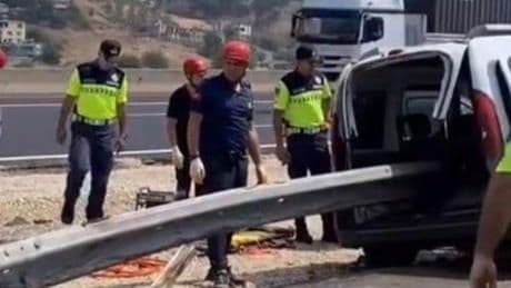 Motor bölümünden girip bagajı delerek çıktığı! Feci kazada 2 kişi can verdi
