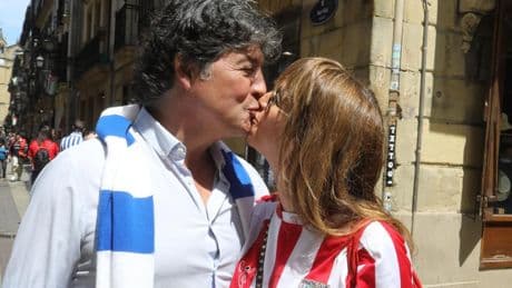 Ambiente amistoso en Donostia entre las aficiones de la Real y el Athletic