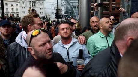 Tommy Robinson, figure de l’extrême droite britannique, libéré plus tôt que prévu