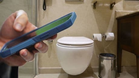 Tuvalette telefon kullananlar büyük tehlike altında!