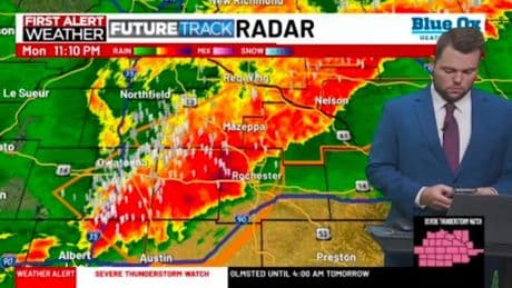 Amerikaanse weerman krijgt bakken kritiek nadat hij live tijdens weerbericht over zware storm vrouw sms’te: ’Onprofessioneel’