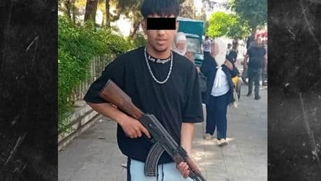 Er musste Deutschland verlassen - Heide-Gang-Schläger posiert jetzt mit Sturmgewehr