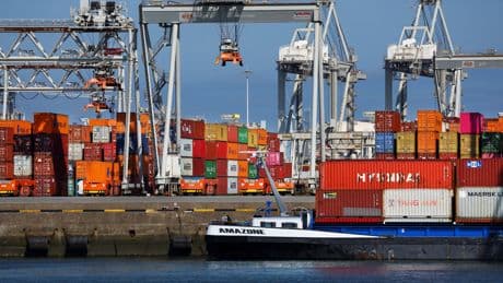 La UE mantuvo el superávit comercial con Estados Unidos en el primer mes de guerra arancelaria, pero los intercambios se resintieron