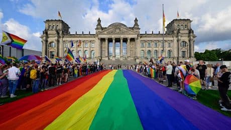 Linke-Politiker gibt Bundestagsmandat auf – Selbsternannte non-binäre Transperson rückt nach
