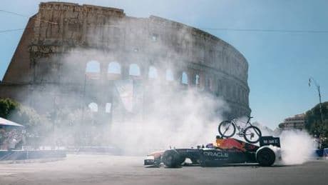 Show Red Bull con una F1 a Roma, per celebrare il Giro d'Italia