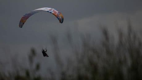 Notfälle: Gleitschirmflieger stürzt über Waldstück in Oberfranken ab