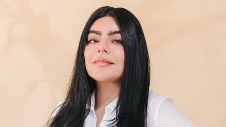 Nargis (38): ’Ik krijg de meeste complimenten over mijn wenkbrauwen, terwijl ik er ook mee gepest ben’